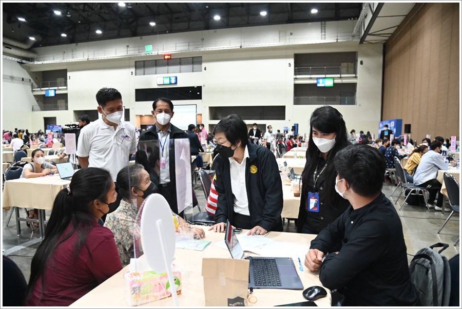  มหกรรมไกล่เกลี่ยหนี้สินครัวเรือน และหนี้ SMEs วันสุดท้าย ประชาชนแห่ร่วมงานกันคับคั่ง
